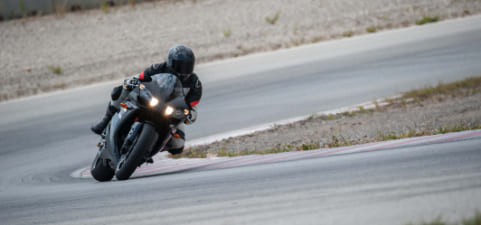 山岳ワインディングのブラインドカーブ安全攻略