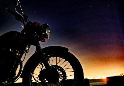 夜のバイクは見えていない”が前提 夜のバイクは見えていない”が前提